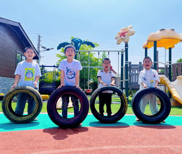 炒股配资代理 萌娃创意毕业照定格多彩童年 童言稚语诉说不舍与感恩